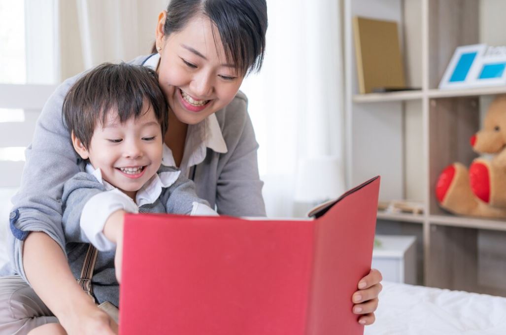 Tạo cơ hội cho trẻ tự kỷ giao tiếp là một trong những cách giúp trẻ bật âm